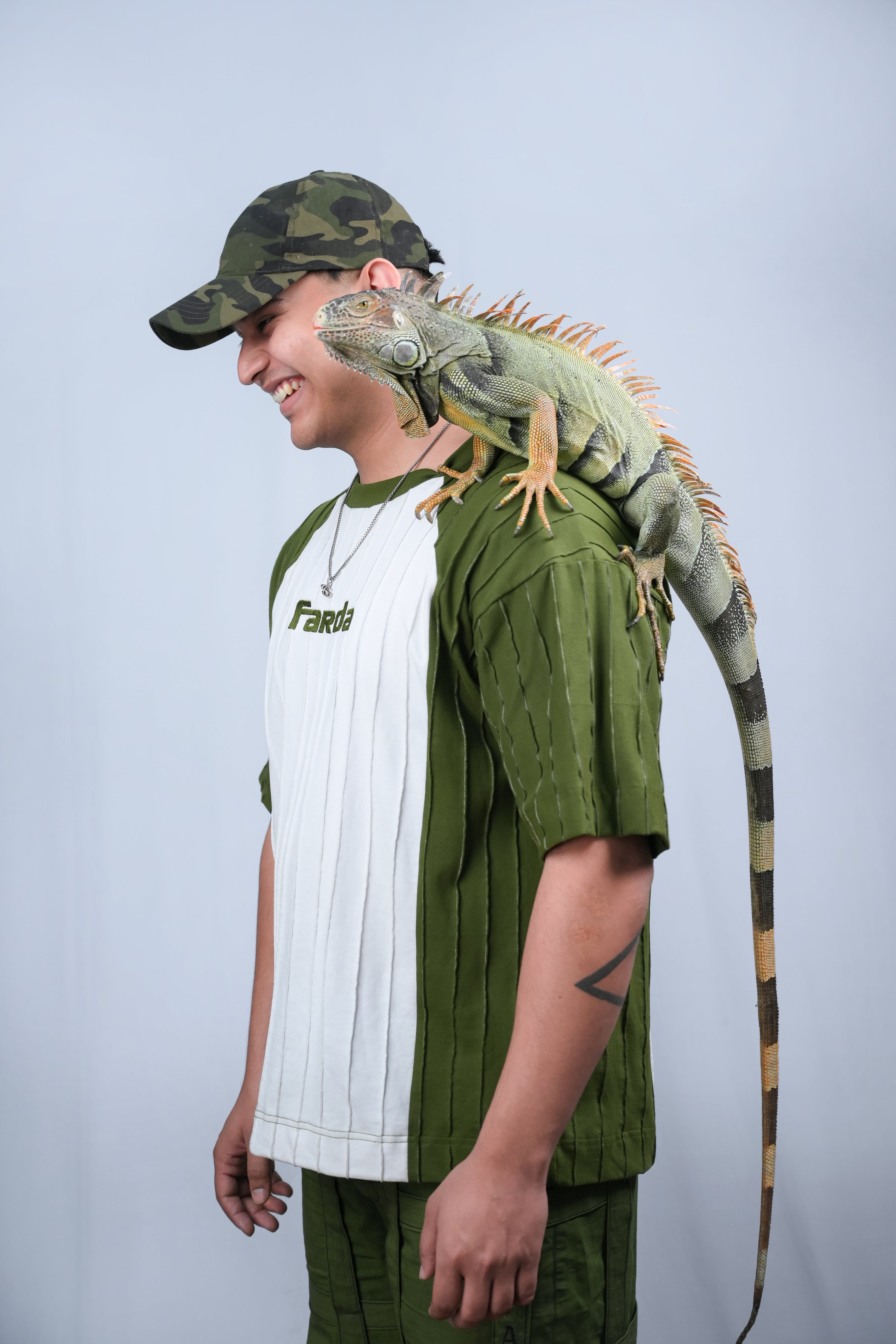 IZAZ TEE: WHITE/GREEN (UNISEX)