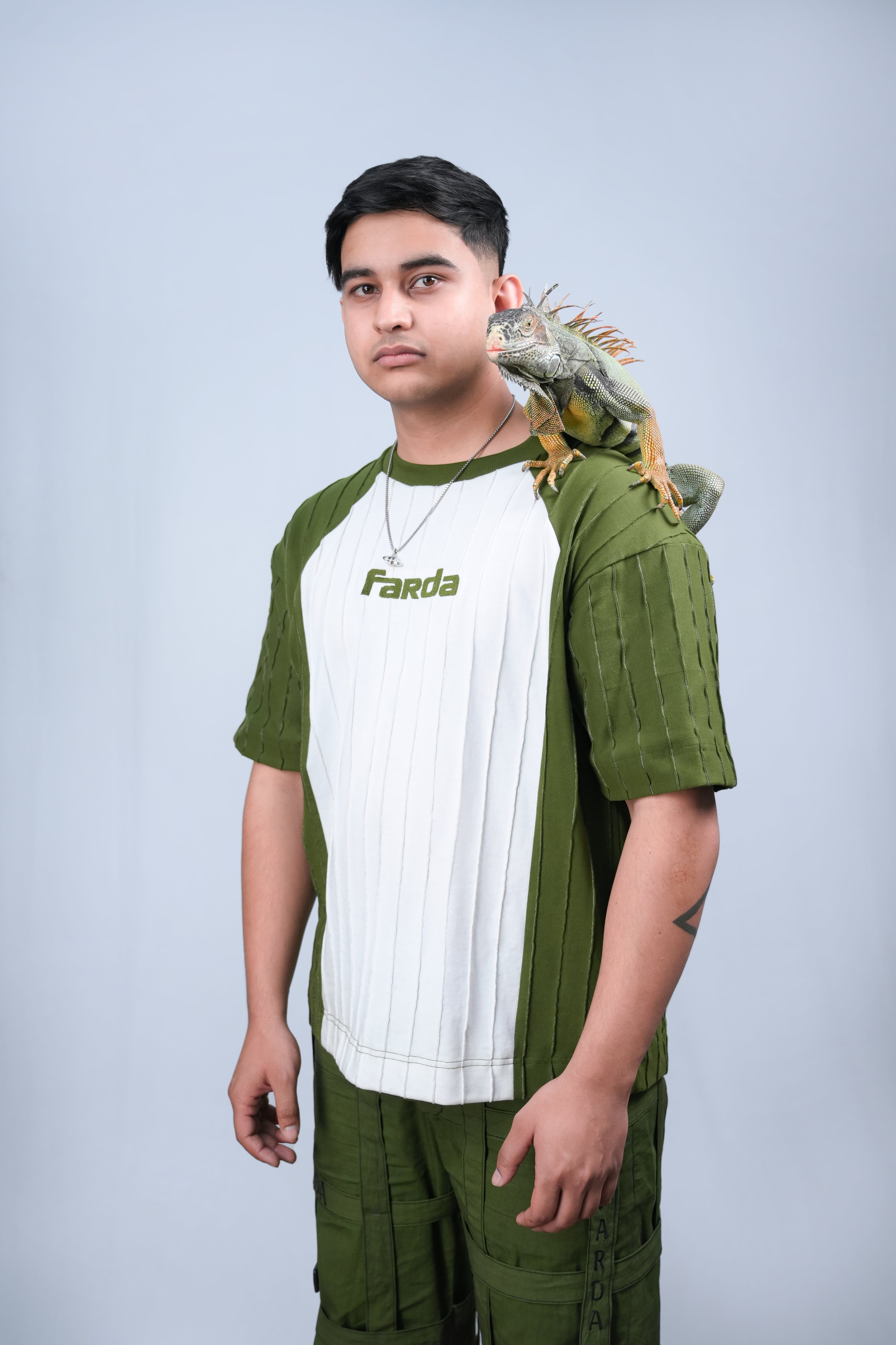 IZAZ TEE: WHITE/GREEN (UNISEX)
