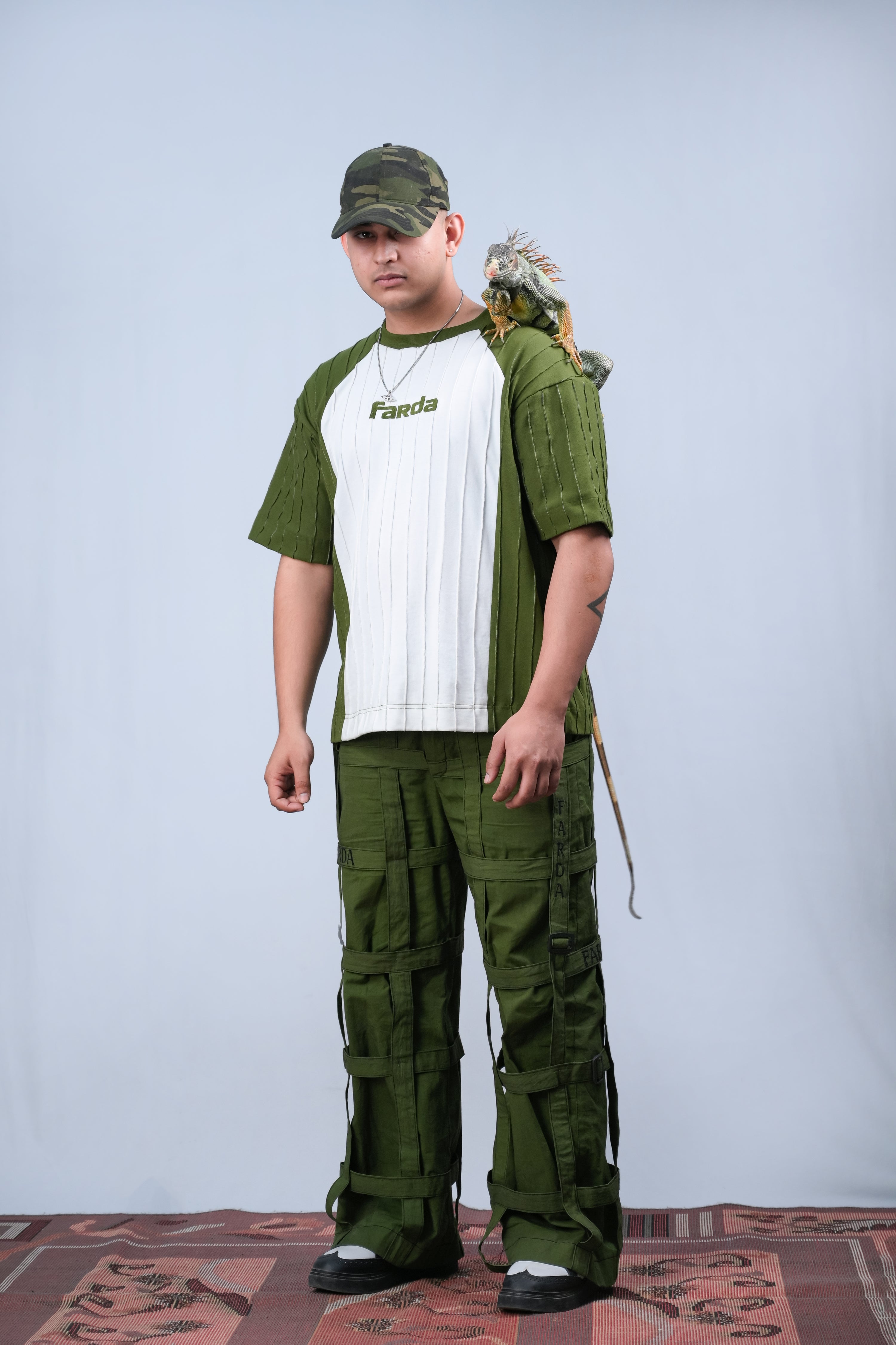 IZAZ TEE: WHITE/GREEN (UNISEX)