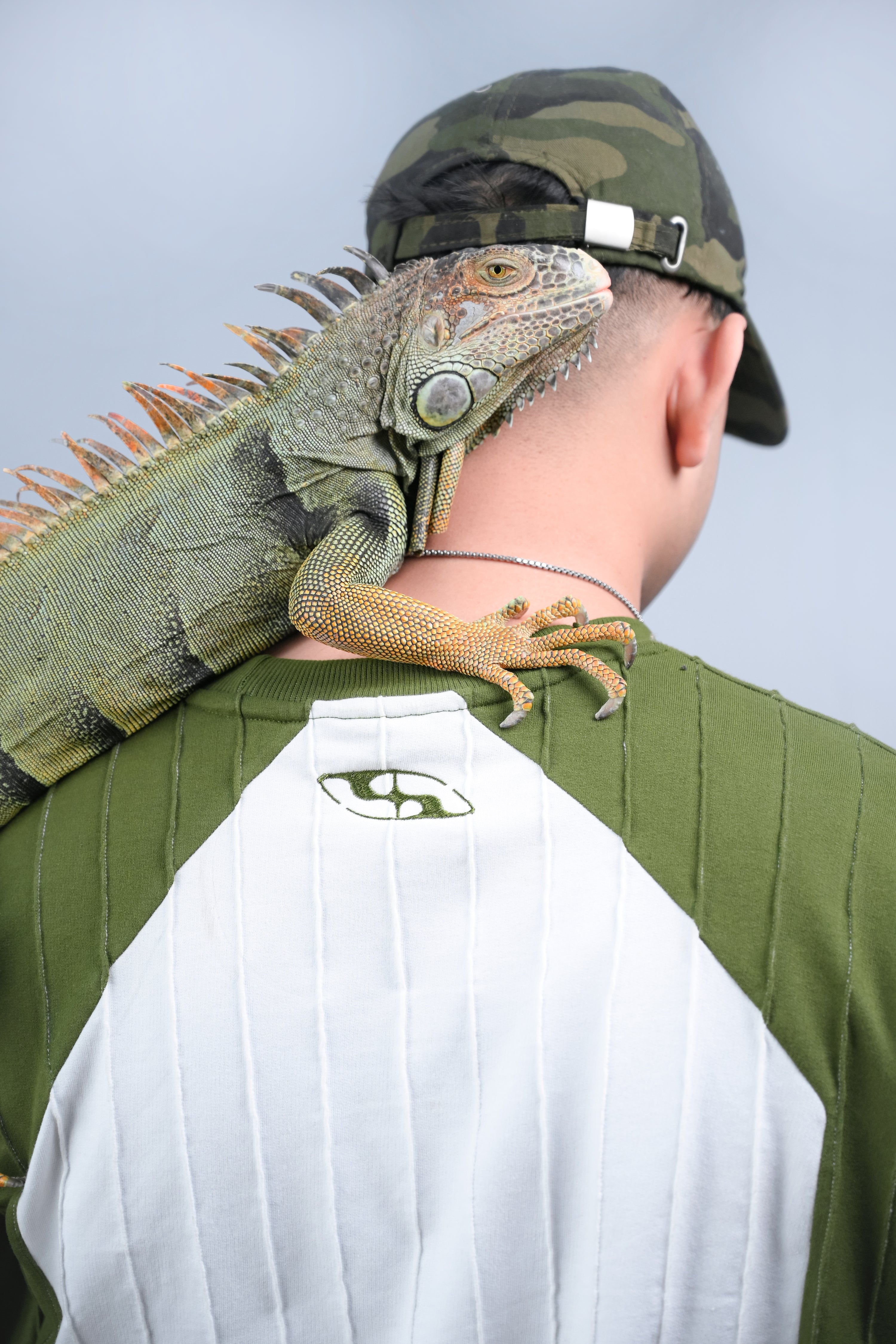 IZAZ TEE: WHITE/GREEN (UNISEX)