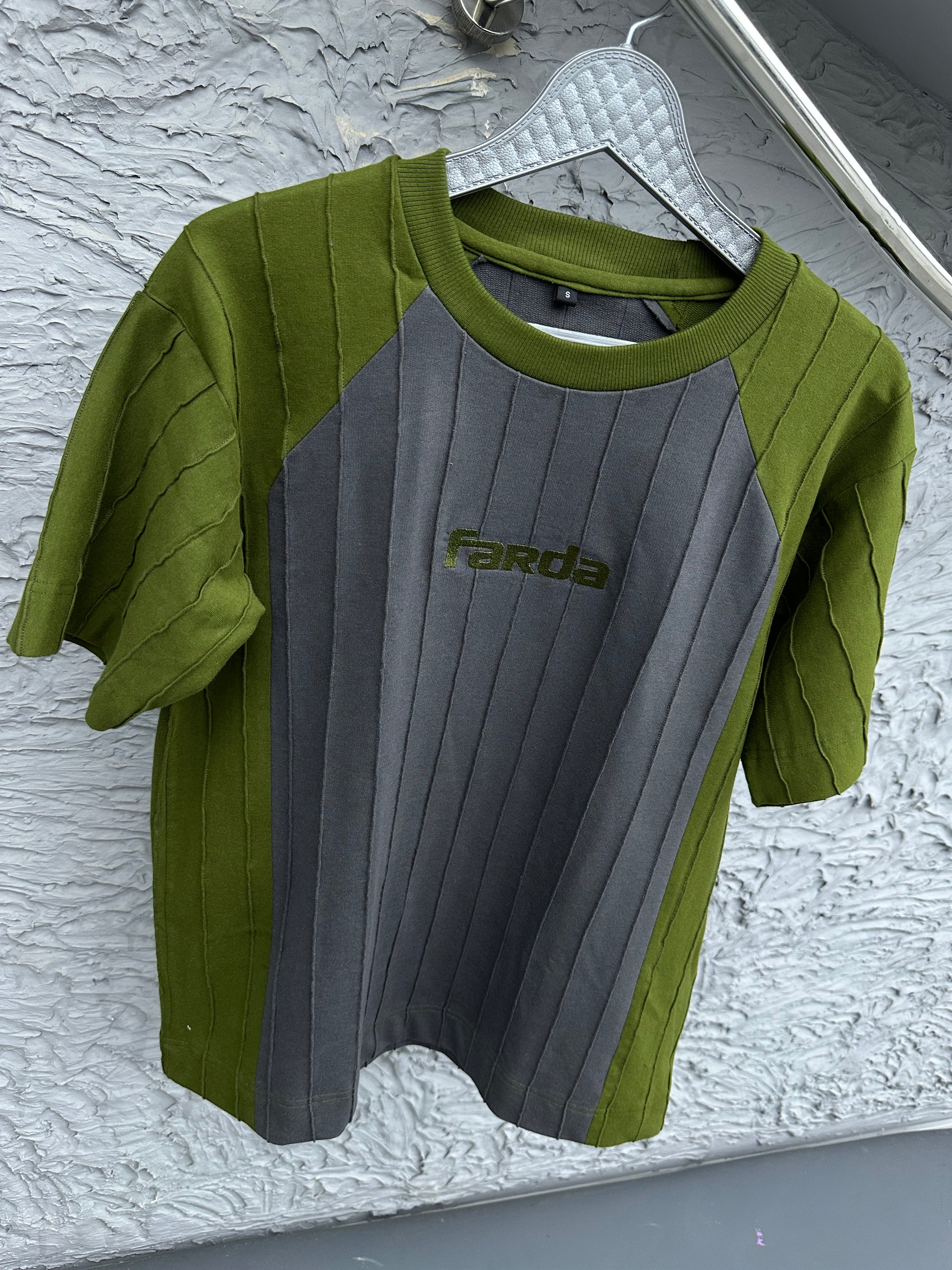 IZAZ TEE: GREEN/GRAY