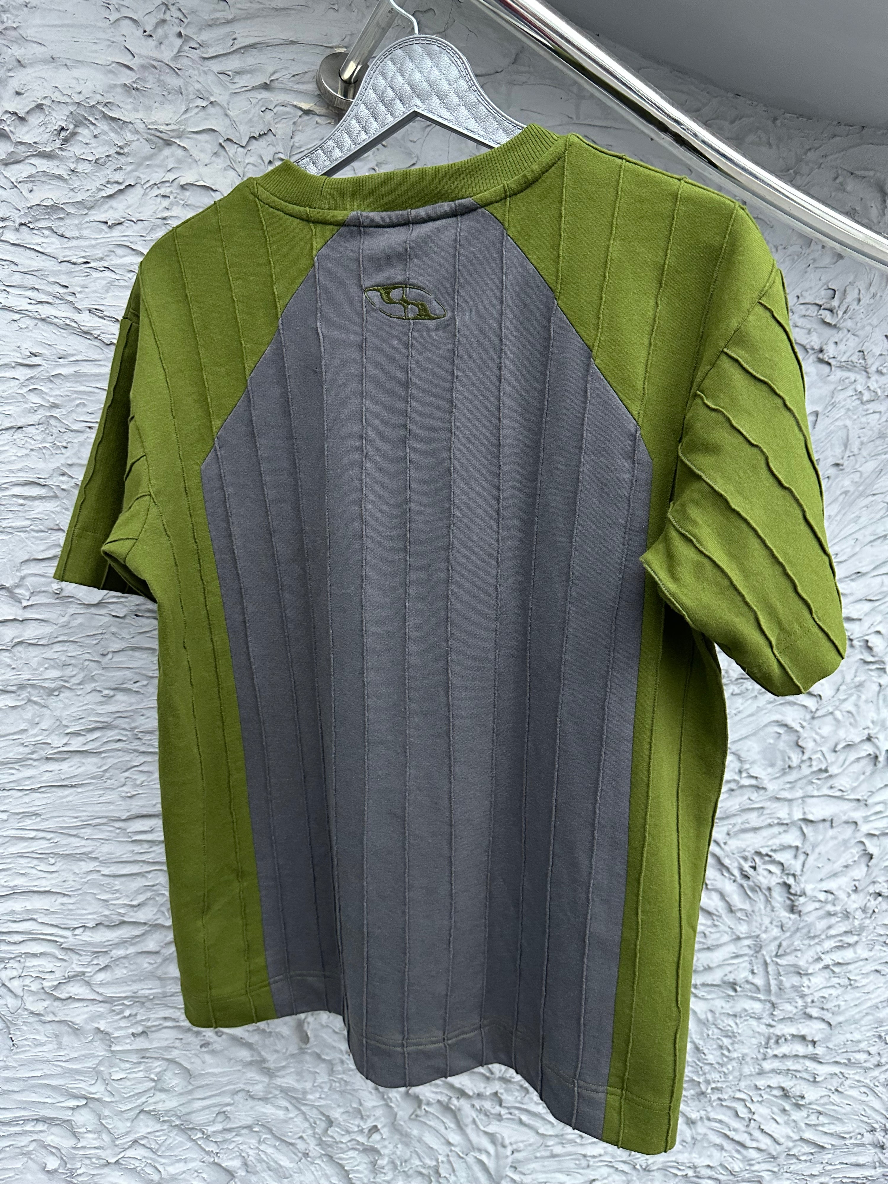 IZAZ TEE: GREEN/GRAY