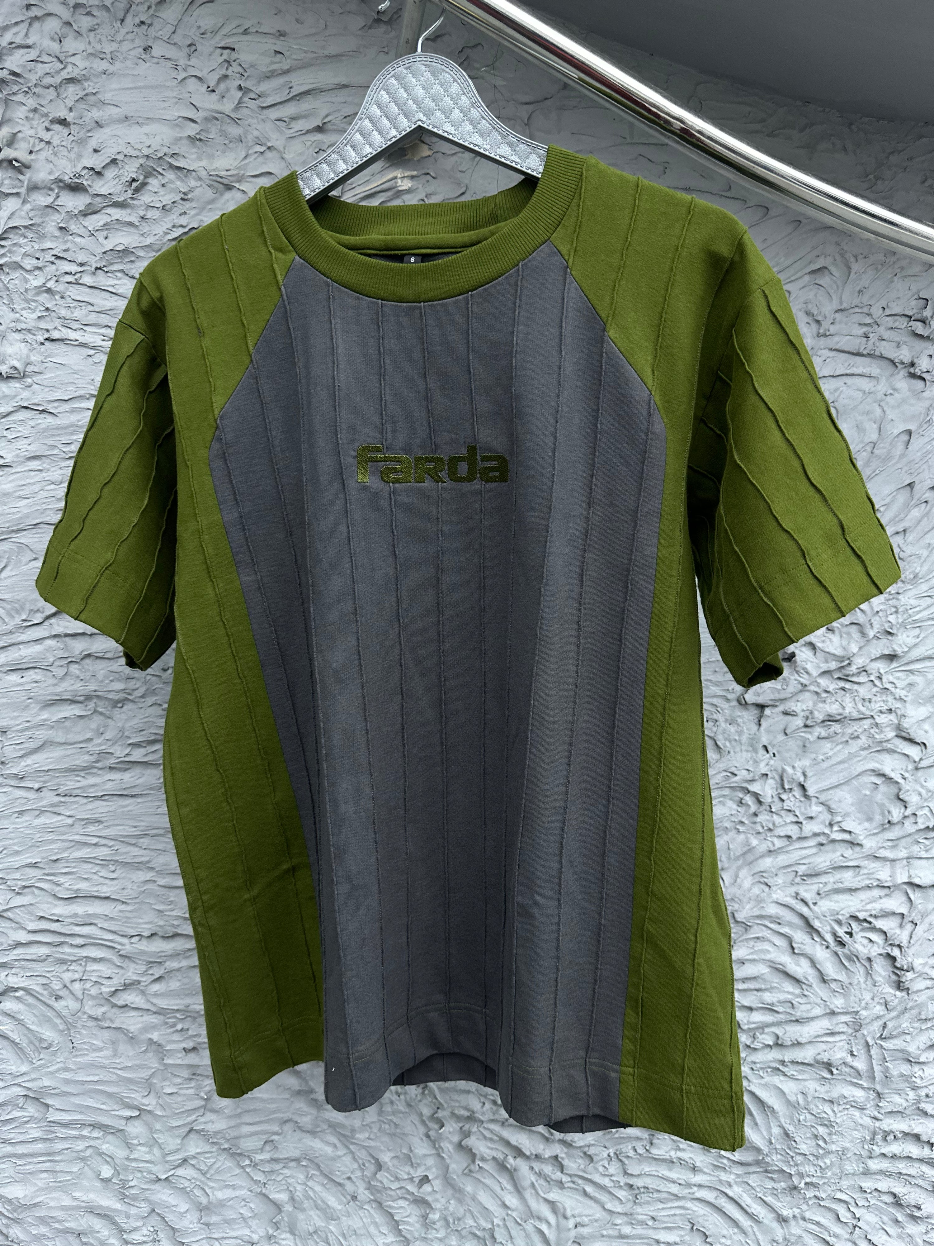 IZAZ TEE: GREEN/GRAY