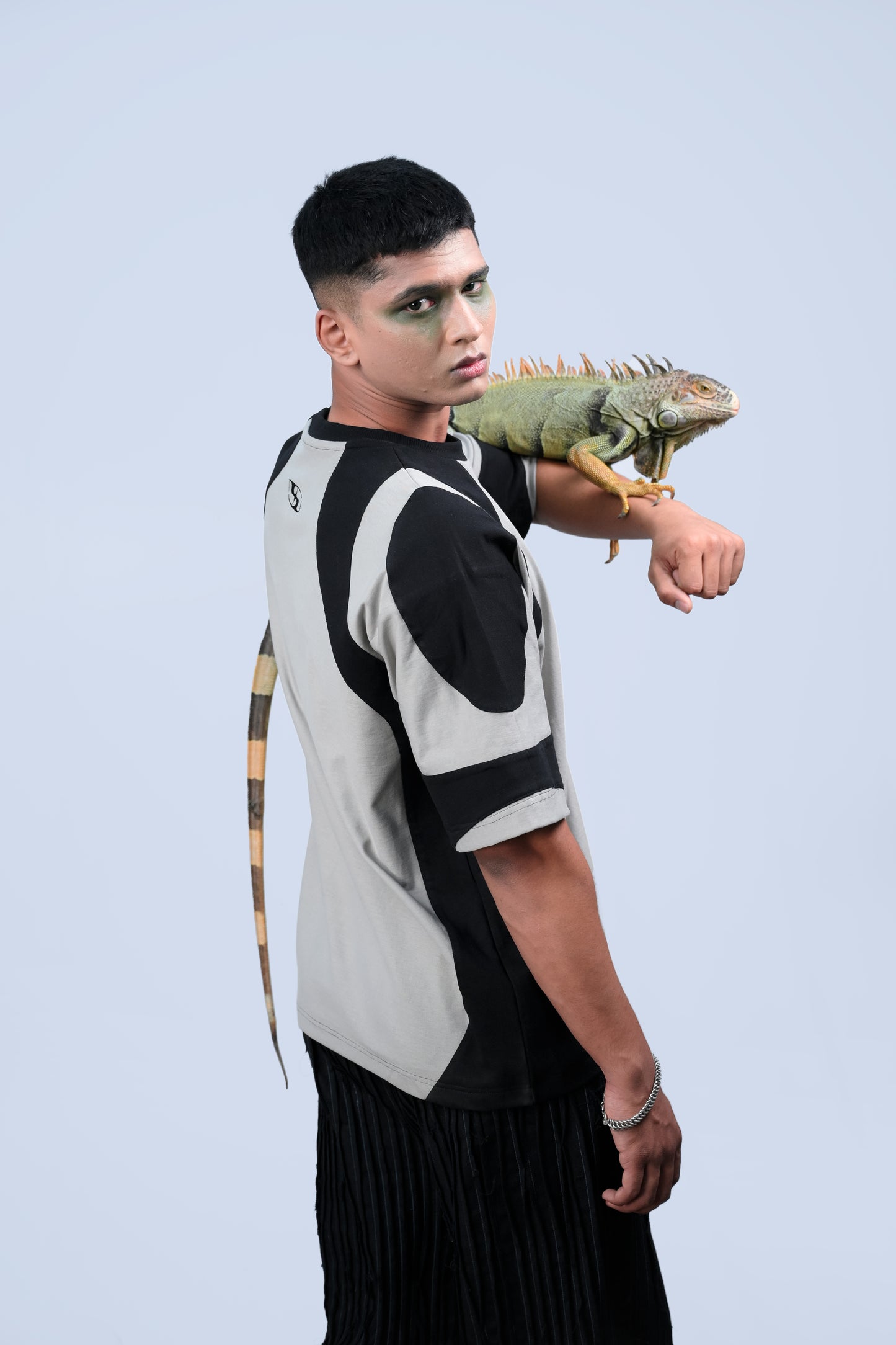 AKRA TEE (UNISEX)